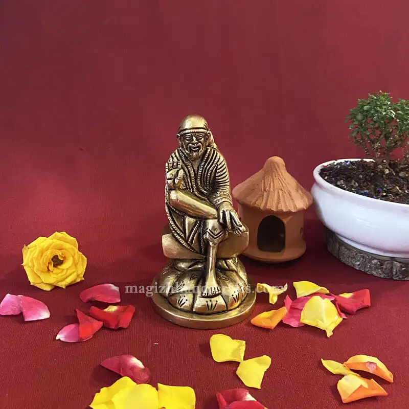 4.5 inches Brass Sai Baba idol - SC - image 1